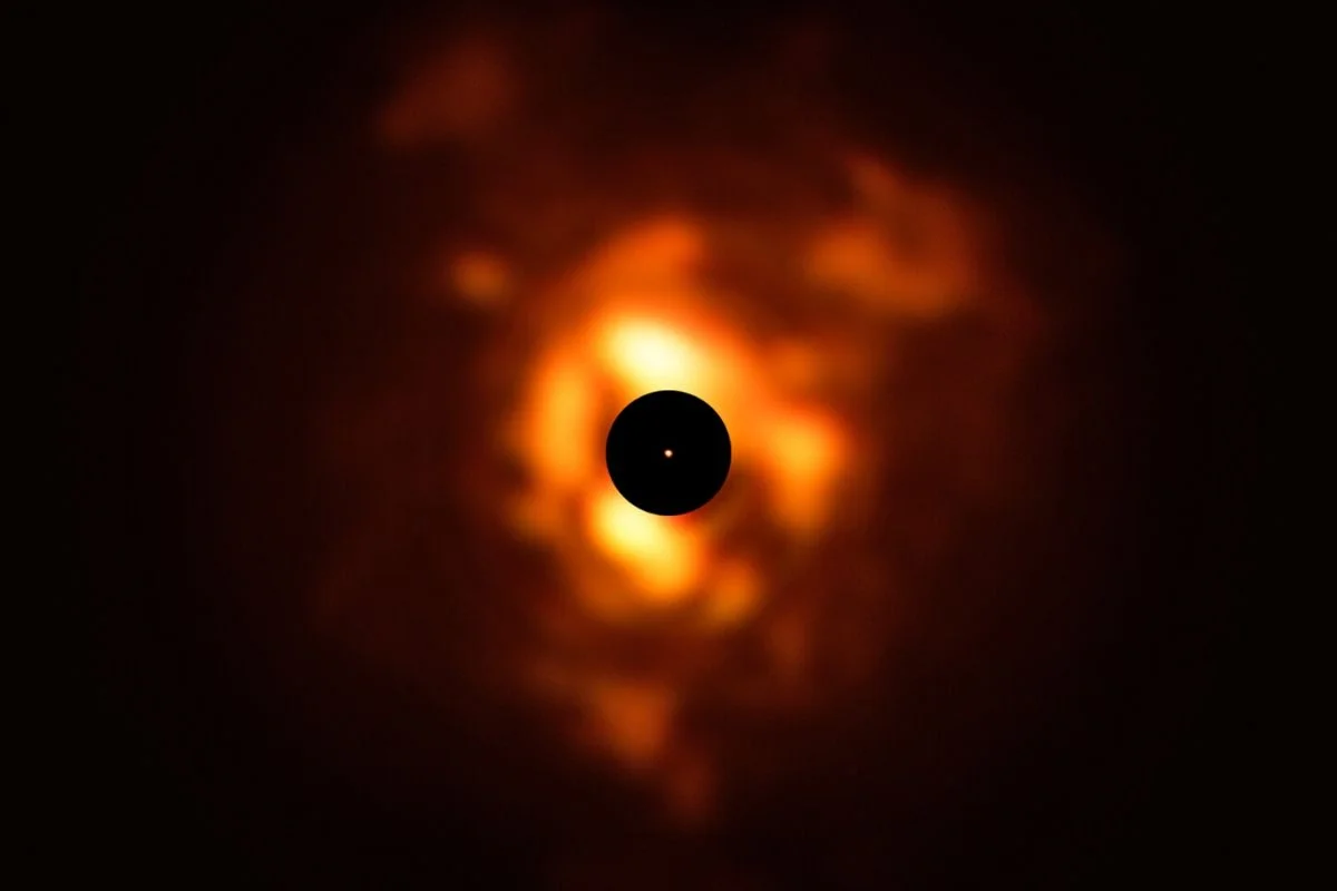 Chmura pyłu otaczającego Betelgezę jest wielkości trudnej do wyobrażenia: rozmiar samej gwiazdy odpowiada mniej więcej orbicie Jowisza.