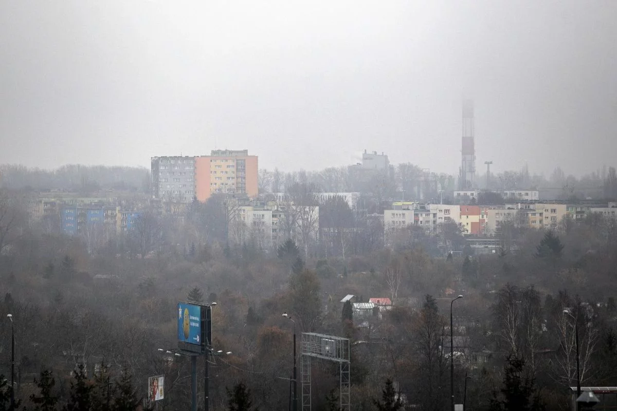 Największym problemem związanym ze smogiem jest to, że go wdychamy. Wnika on jednak do naszego organizmu również przez skórę, powodując m.in. przedwczesne starzenie czy alergie.