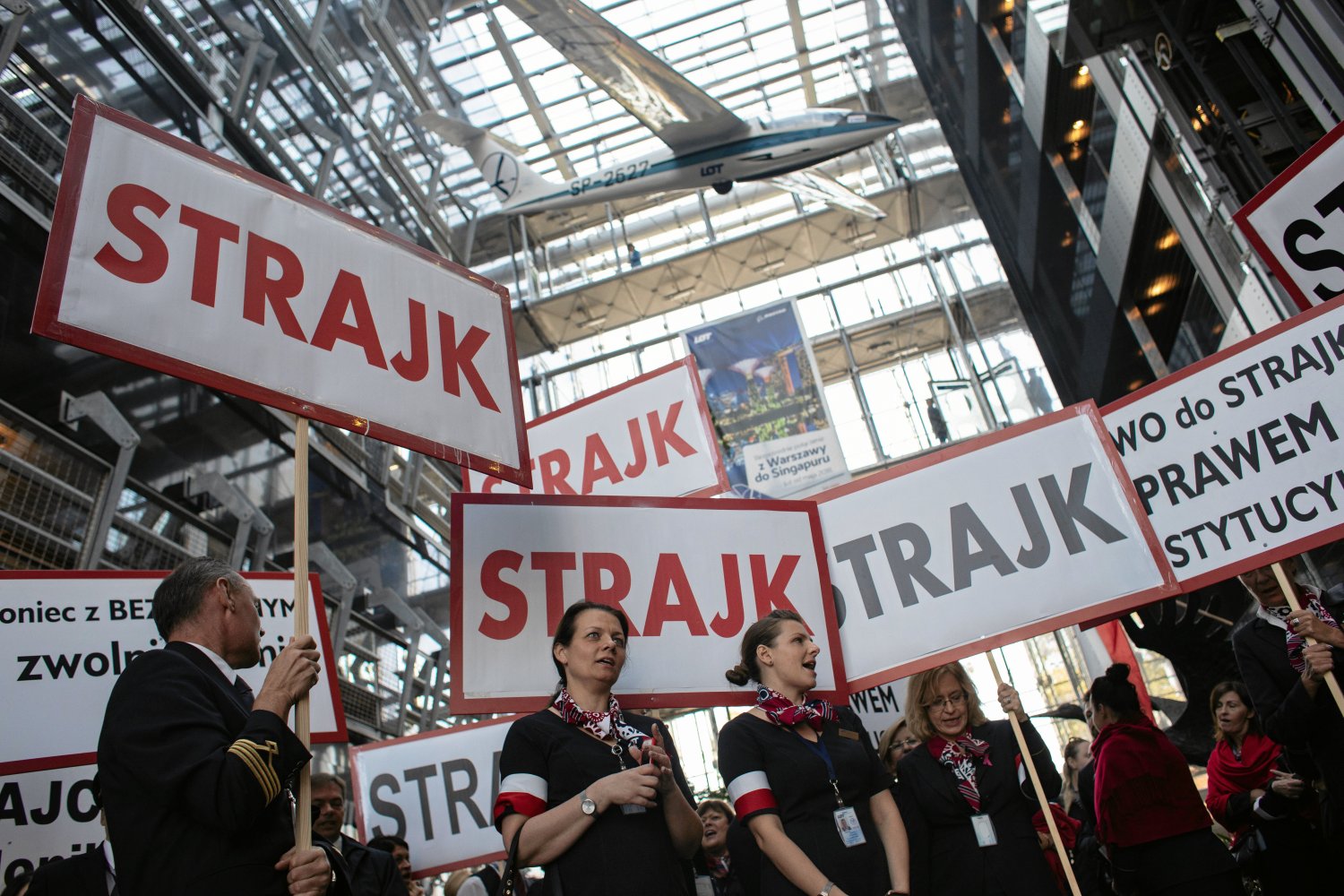 Niezgoda i rozłam między załogą naziemną a latającą pogłębiły się jeszcze bardziej przez strajk związkowców w LOT.