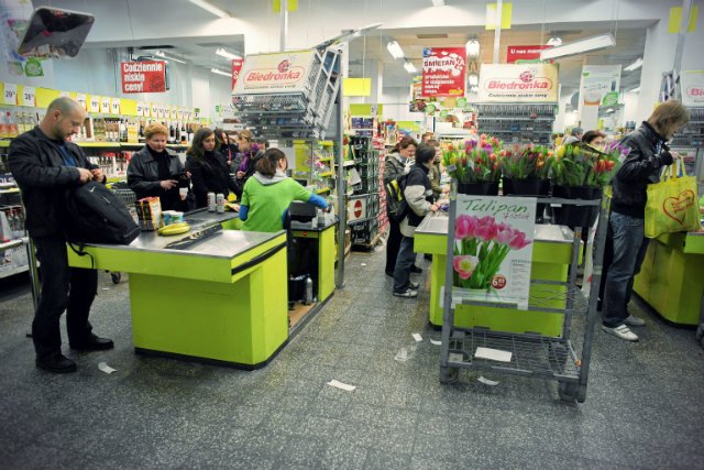 Z opowieści pracowników Biedronek, które dostała nasza redakcja, można by napisać cały reportaż. Biedronka starając się wyjść obronną ręką z wizerunkowego kryzysu, pogrążyła się jeszcze bardziej