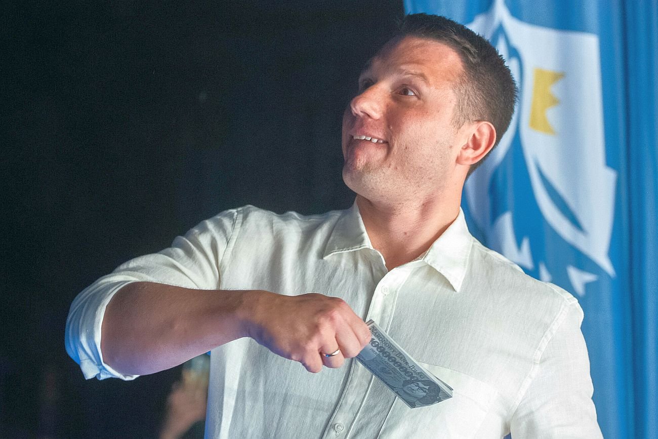 Lider Konfederacji, Sławomir Mentzen, rozrzuca podczas spotkań z wyborcami banknoty z podobizną Mateusza Morawieckiego o nominalne "pierdyliarda złotych"