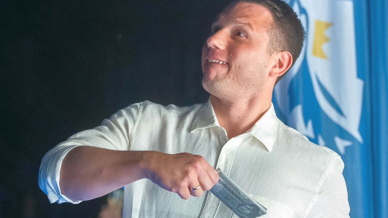 Lider Konfederacji, Sławomir Mentzen, rozrzuca podczas spotkań z wyborcami banknoty z podobizną Mateusza Morawieckiego o nominalne "pierdyliarda złotych"