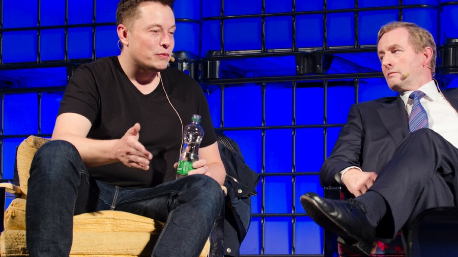 Tesla straciła 2 mld dol. w kilku minut. Firma notuje rekordowe straty. Szef Tesli Elon Musk (z lewej) ma kłopot.