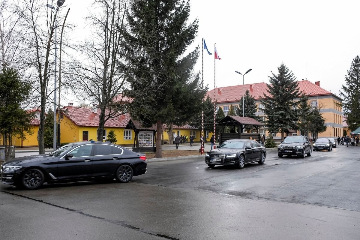 Konwój samochodów należących do Służby Ochrony Państwa.