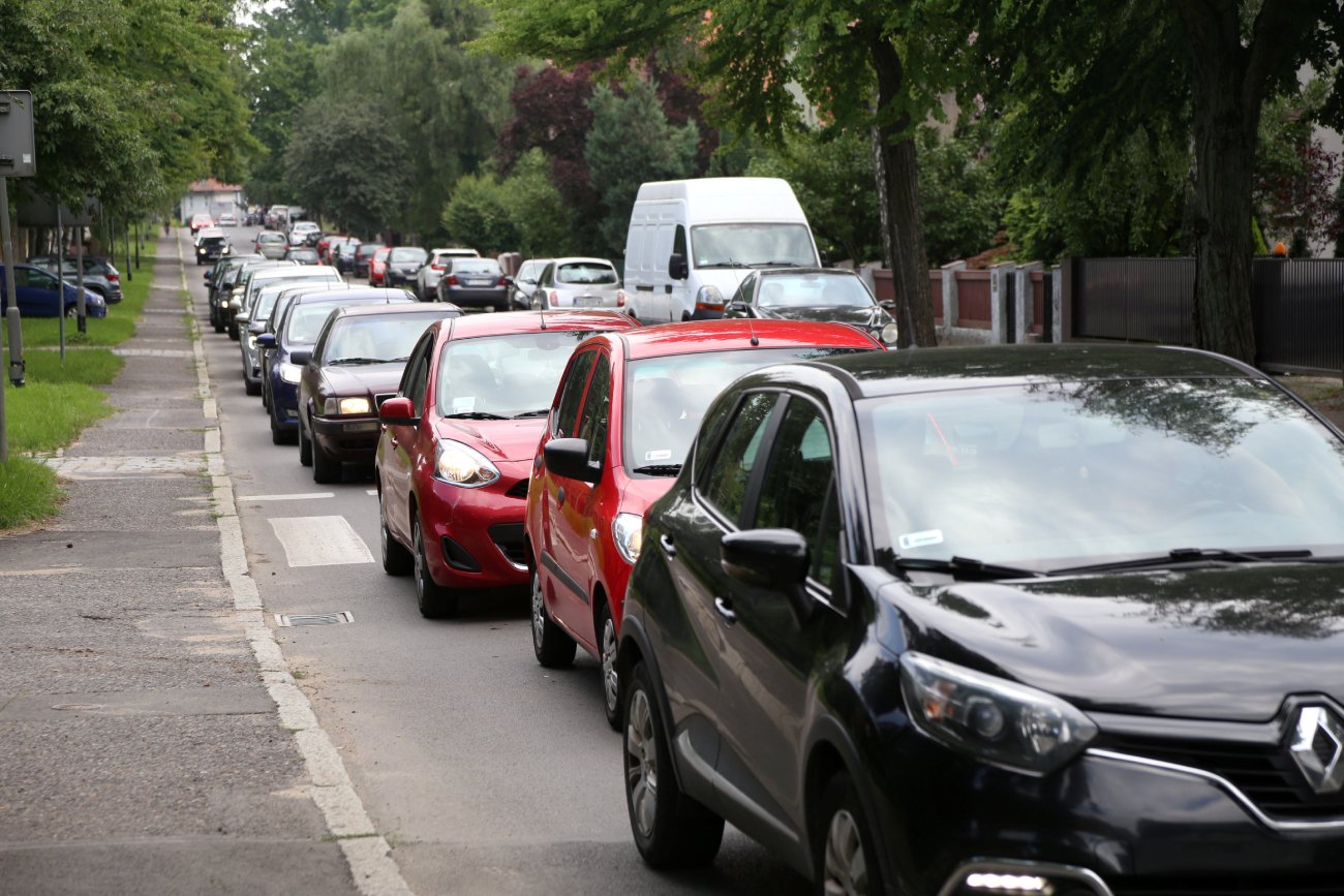 Samochody stojące w korku