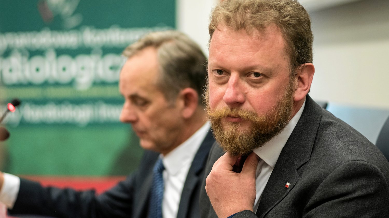 Resort zdrowia miał podać niekompletną kwotę, jaką zapłacił za respiratory od firmy E&K. Na zdjęciu minister zdrowia Łukasz Szumowski.