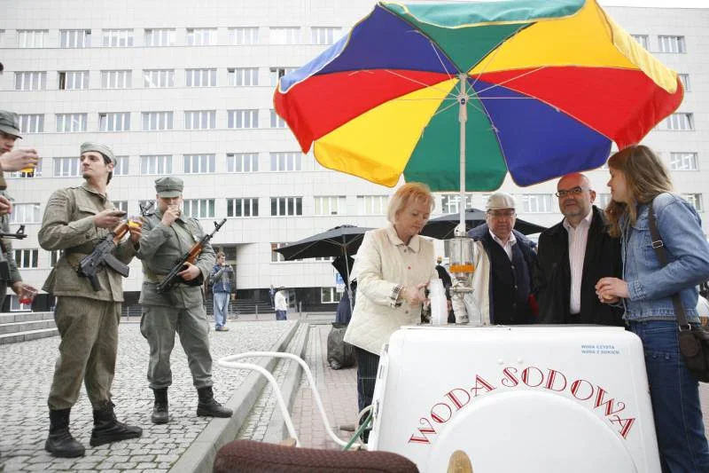 Miasteczko PRL – inscenizacja związana z 20-leciem upadku komunizmu. Na pierwszym planie saturator.