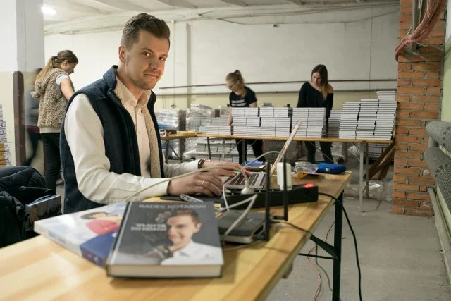 Radek Kotarski, znany youtuber stał się właśnie wydawcą. W ciągu kilku miesięcy osiągnął świetne wyniki a wydawnictwo Altenberg rozwija się wyjątkowo dynamicznie.