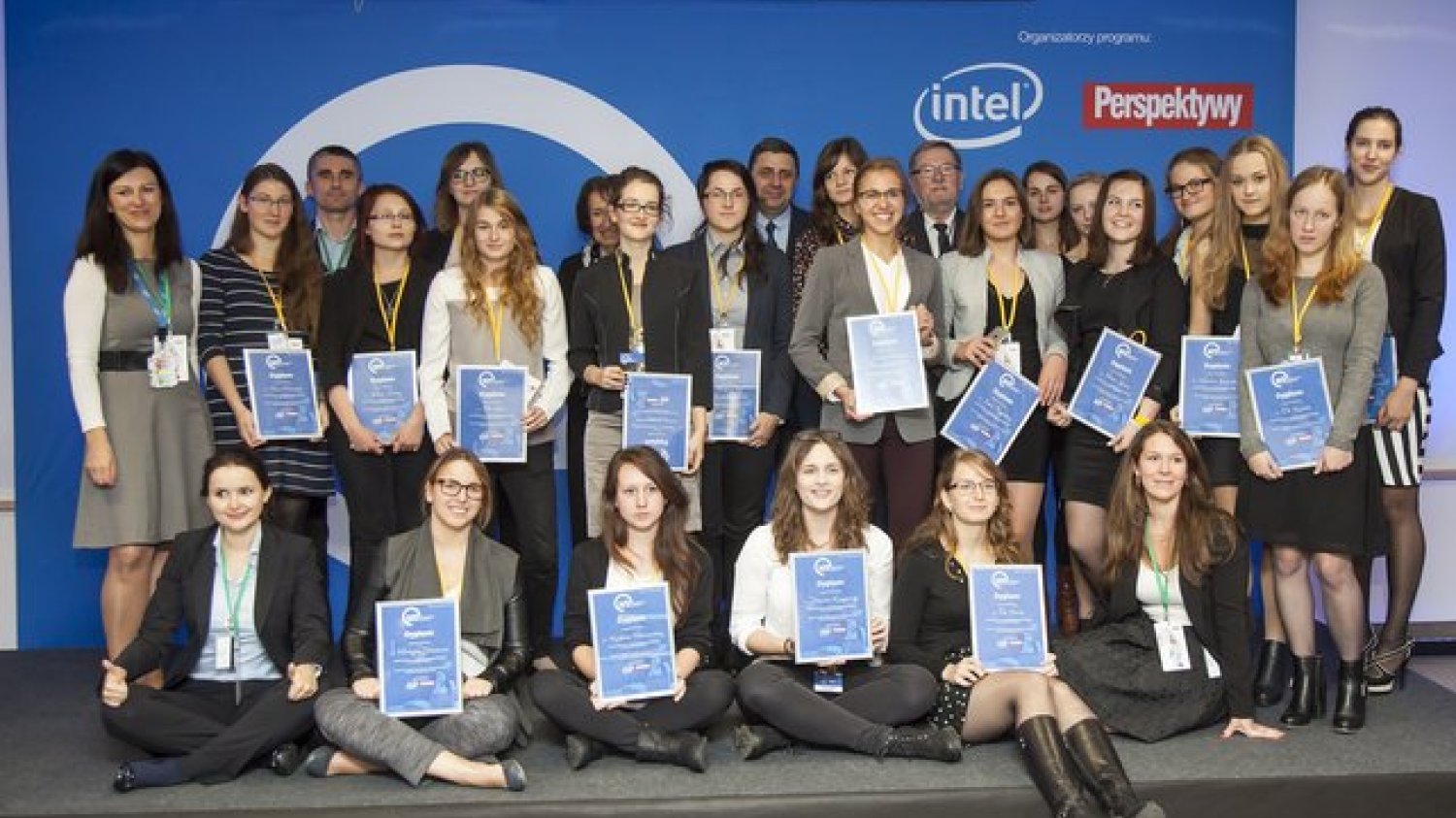 "Nowe technologie dla dziewczyn" to pierwszy w Polsce program stypendialny przeznaczony wyłącznie dla młodych kobiet, które interesują się obszarem ICT.