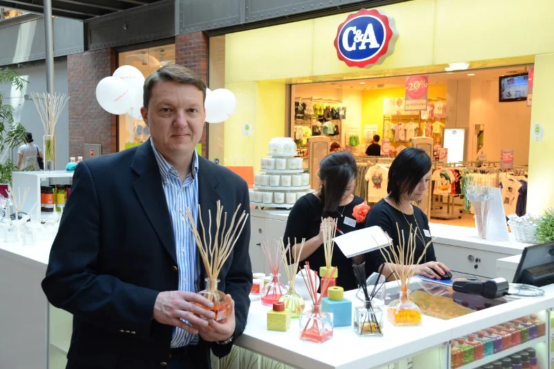 Choć początki były trudne, firma Krzysztofa Plitnika ma obecnie najbardziej rozbudowaną ofertą zapachów do wnętrz na polskim rynku. Na zdjęciu prezes Aromanti obok otwartego stoiska franczyzy tzw. Pachnącej Wyspy