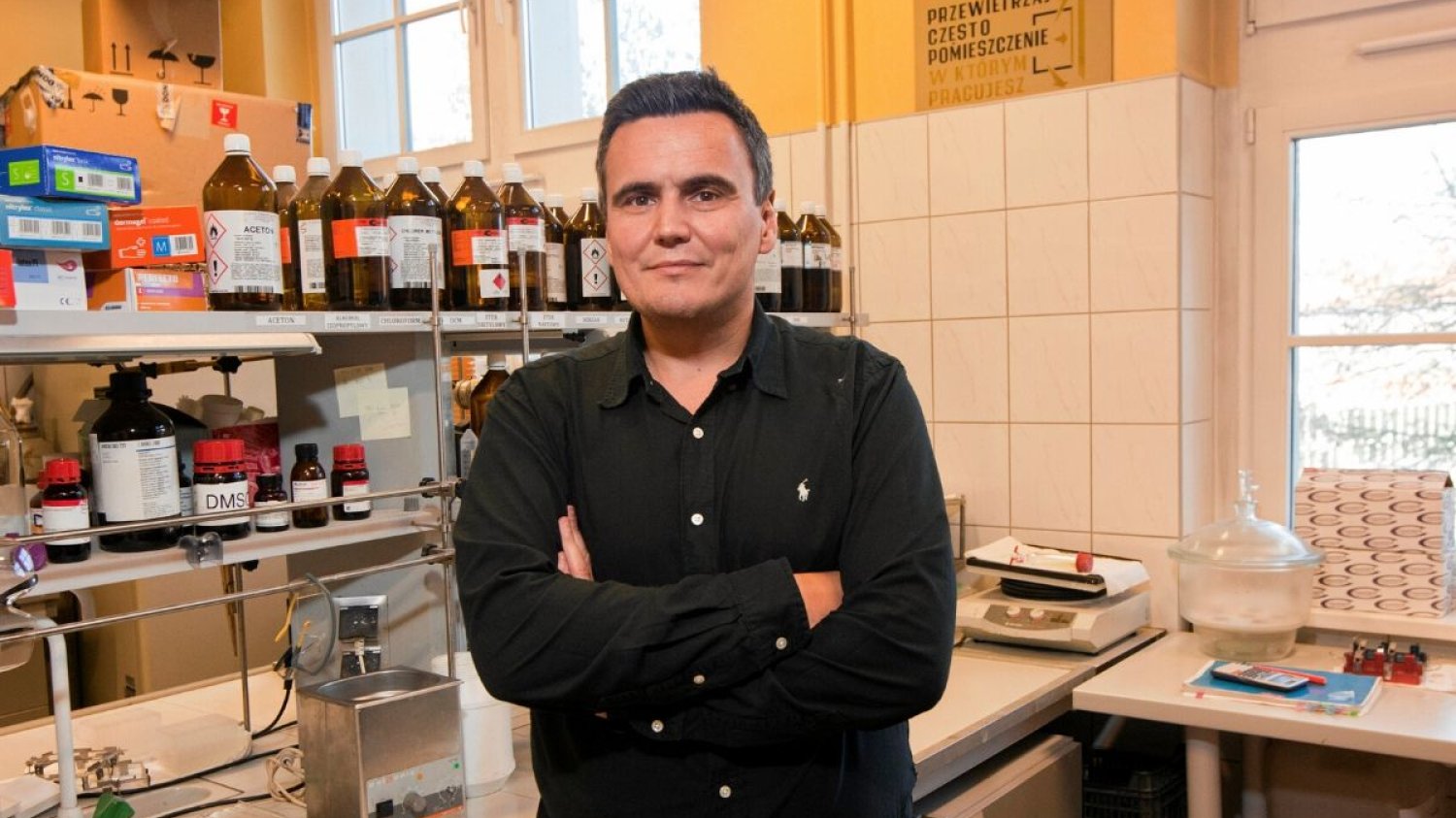 Prof. Marcin Drąg z Politechniki Wrocławskiej rozpracował enzym, którego działanie może być kluczowe w walce z koronawirusem SARS-CoV-2