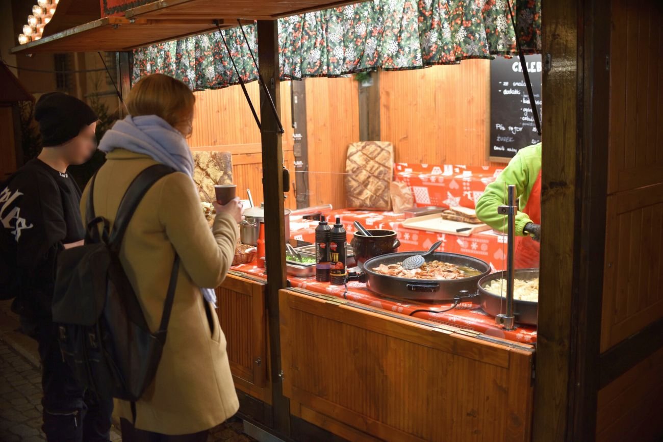 Bożonarodzeniowe jarmarki w polskich miastach potrafią zaszokować cenami jedzenia