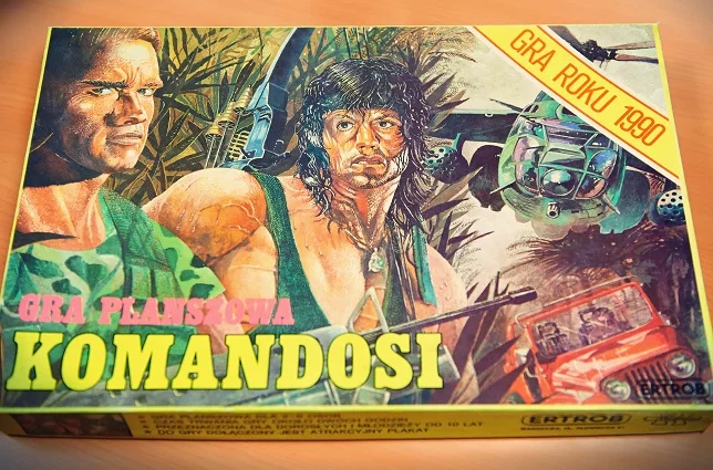 Okładka gry planszowej "Komandosi" przypomina o złotej erze filmów akcji na VHS
