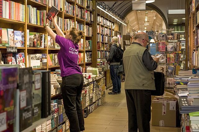 Zamykane księgarnie Matras oferują niezwykły rabat – wyprzedają asortyment z 90 proc. upustem.