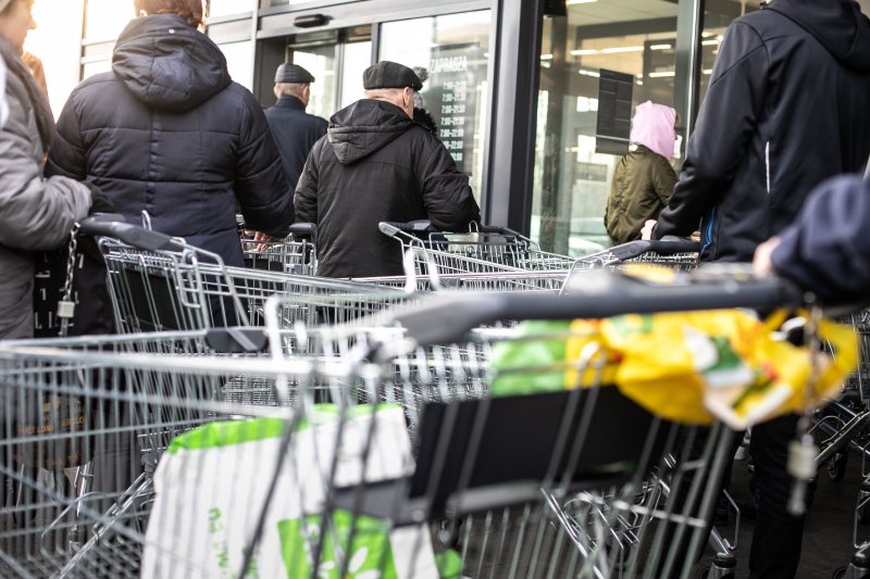 NSZZ "Solidarność" domaga się ostrzejszego pilnowania limitów klientów w sklepach.