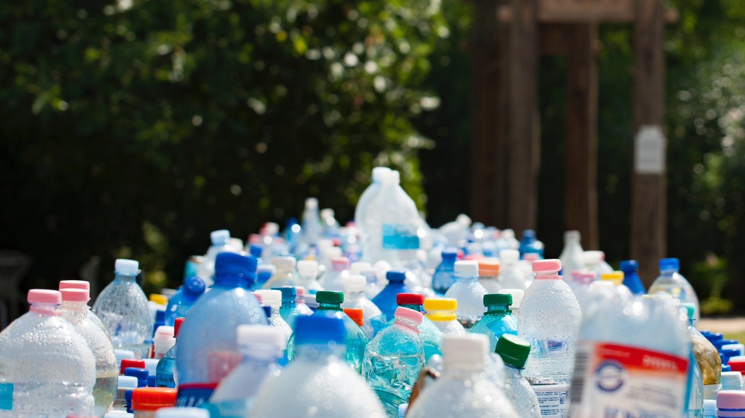 Polska z roku na rok coraz bardziej tonie w plastikowych odpadach.