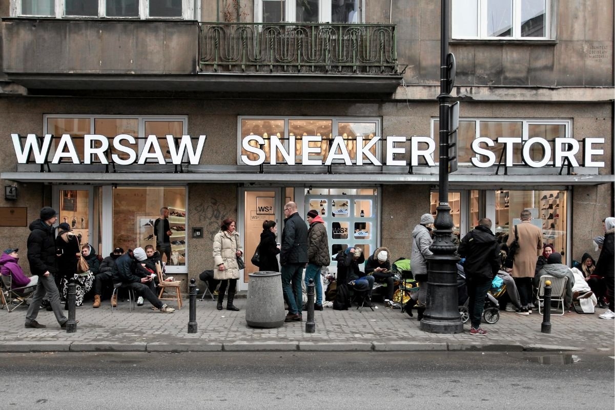 Kolejka przed jednym ze sklepów, w których odbywają się premiery nowych butów marki Yeezy.