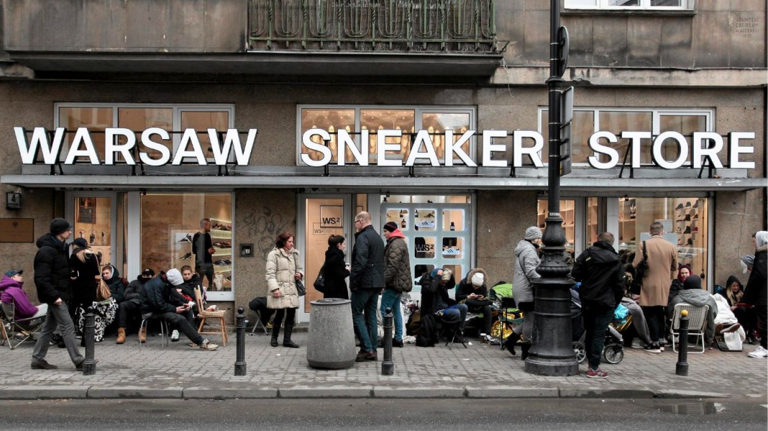 Kolejka przed jednym ze sklepów, w których odbywają się premiery nowych butów marki Yeezy.
