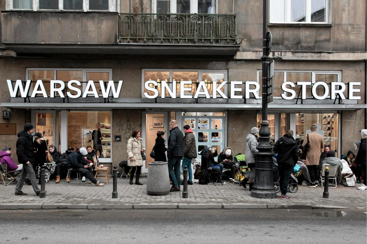 Kolejka przed jednym ze sklepów, w których odbywają się premiery nowych butów marki Yeezy.