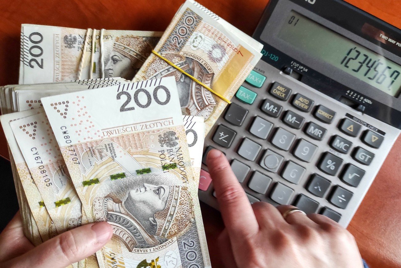 liczenie pieniędzy z kalkulatorem