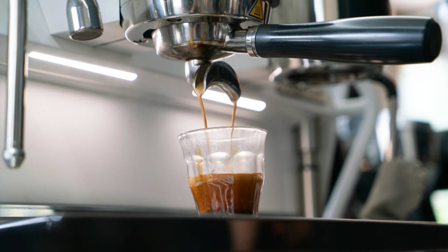 Robienie espresso.
