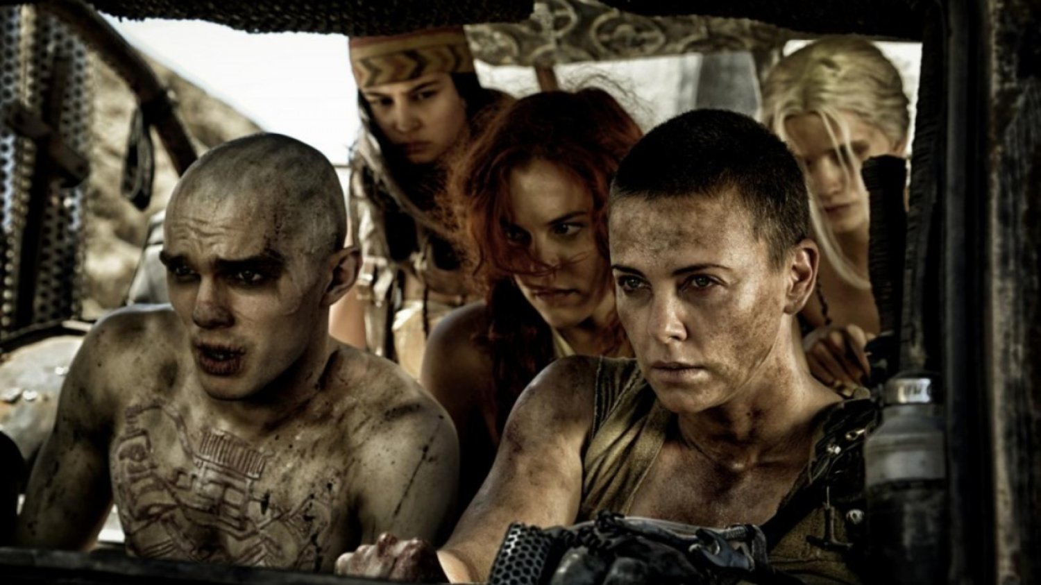 Kadr z postaciami z filmu Mad Max: Fury Road jadącymi samochodem