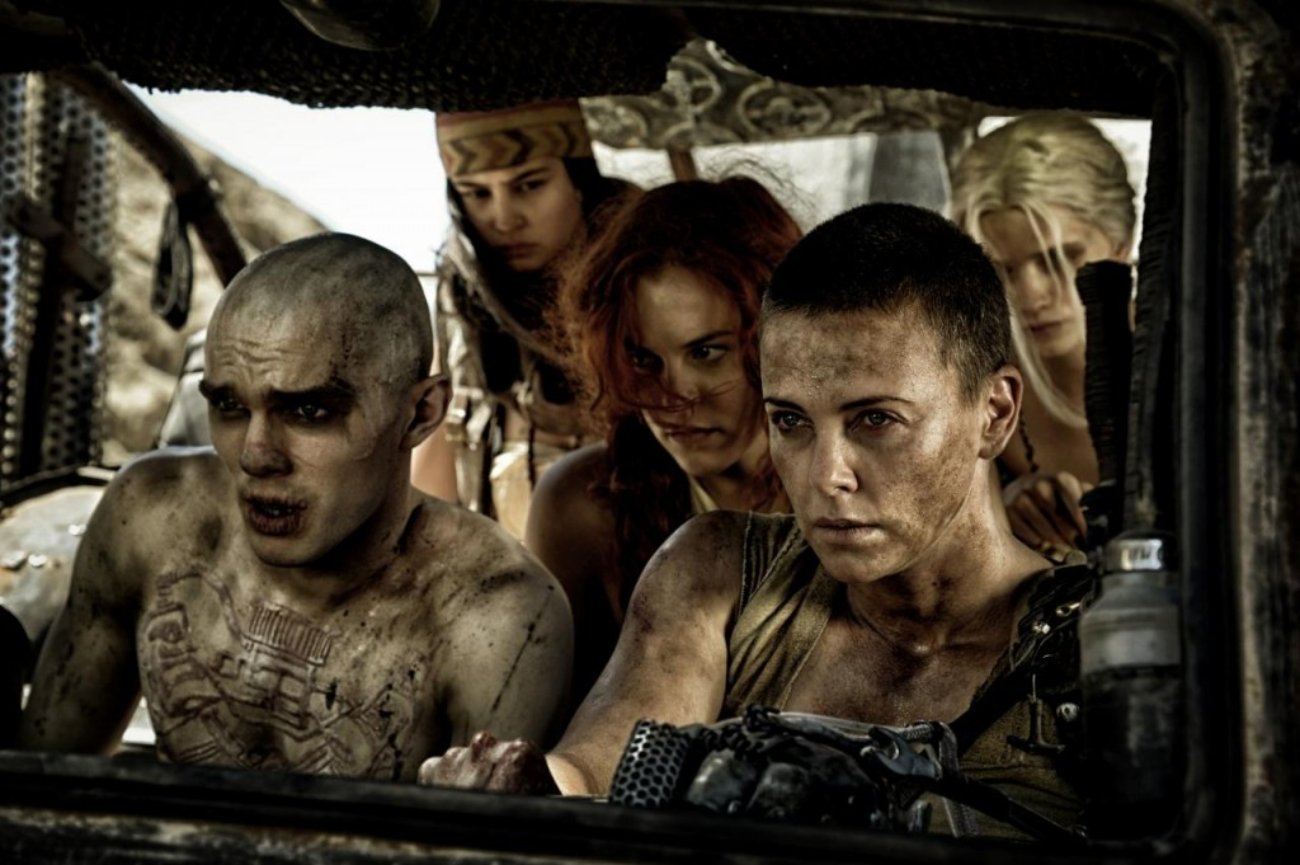 Kadr z postaciami z filmu Mad Max: Fury Road jadącymi samochodem