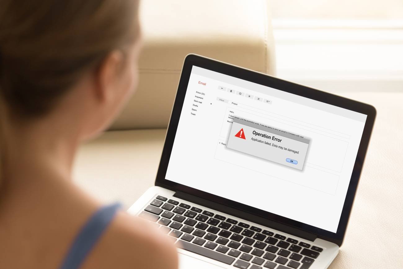 Kobieta ma problem z komputerem