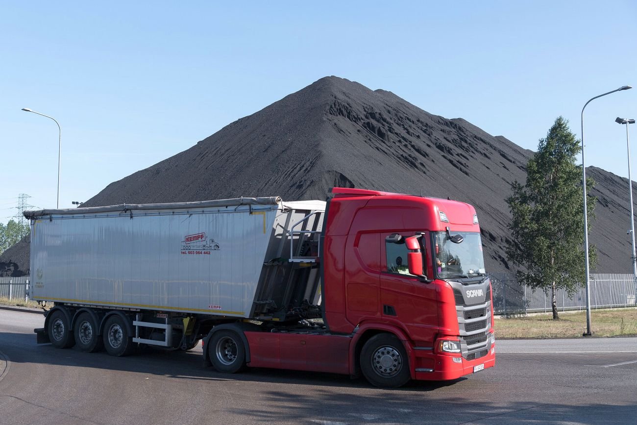 Węgiel jest – zapewnia PGG. Pojawiają się jednak opóźnienia w jego transporcie do składów