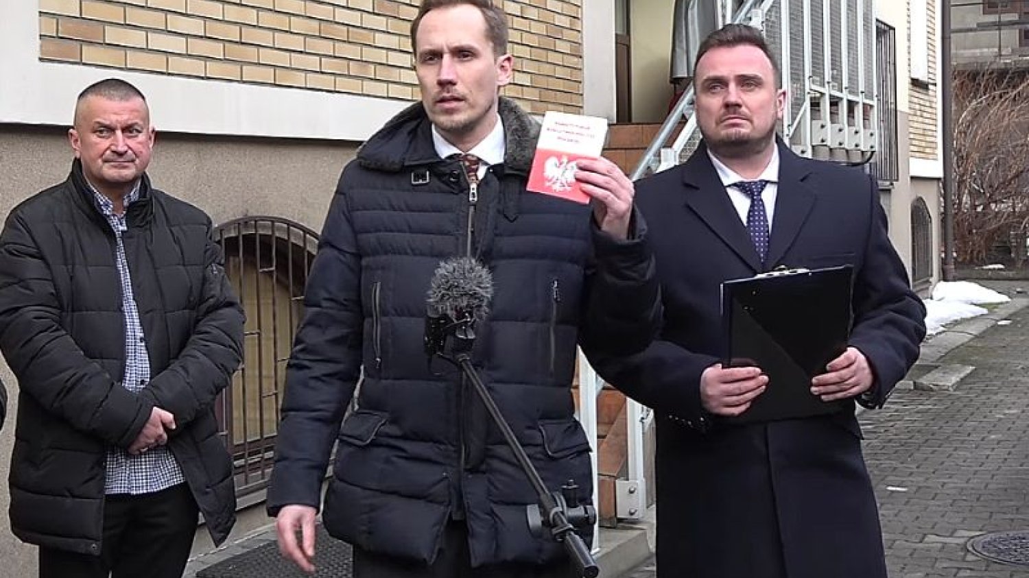Z błyskiem w oku i Konstytucją w dłoni – tak Poseł Berkowicz rozpoczął kontrolę w stacji sanepidu.