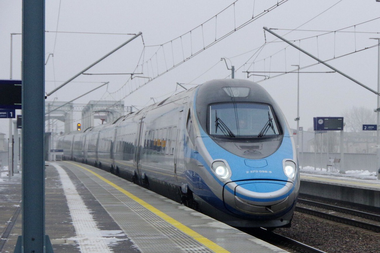 pociąg Pendolino na stacji