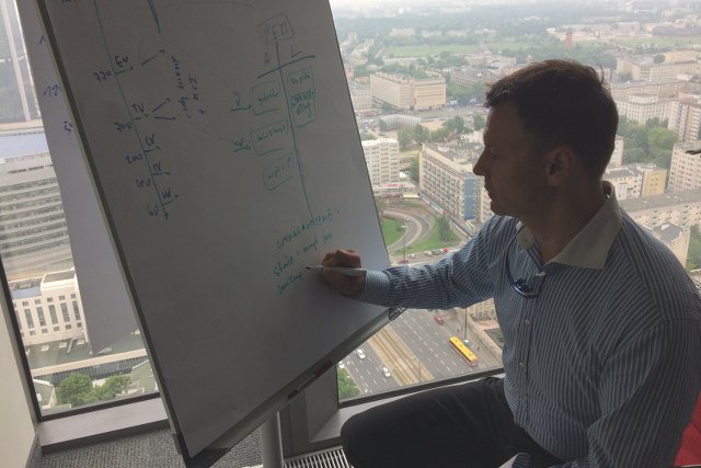 Cezary Smorszczewski podczas pracy po krótkim śnie