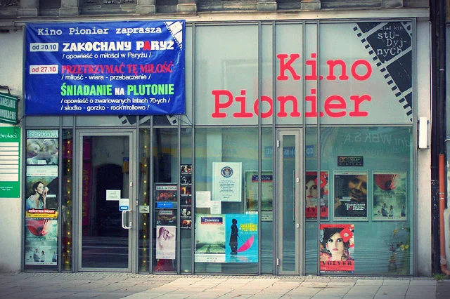 Wejście do kina od strony ulicy