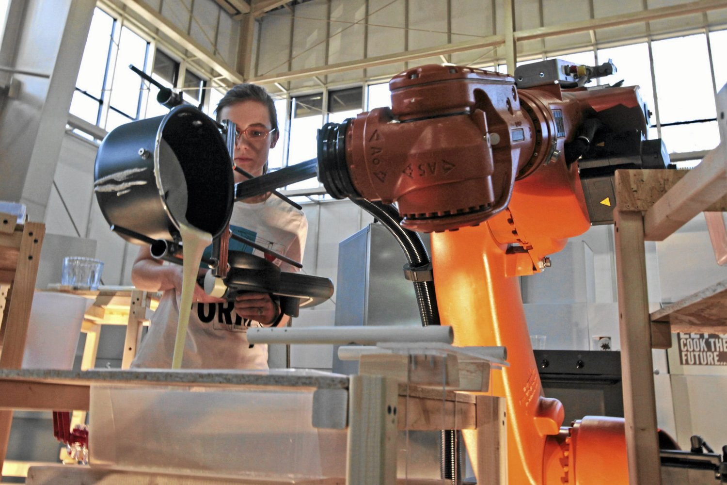 Dochód podstawowy miał spowodować, że ludzie będą szukali dla siebie najlepszego zajęcia, a w przyszłości miał być lekarstwem na opanowanie rynku pracy przez maszyny.