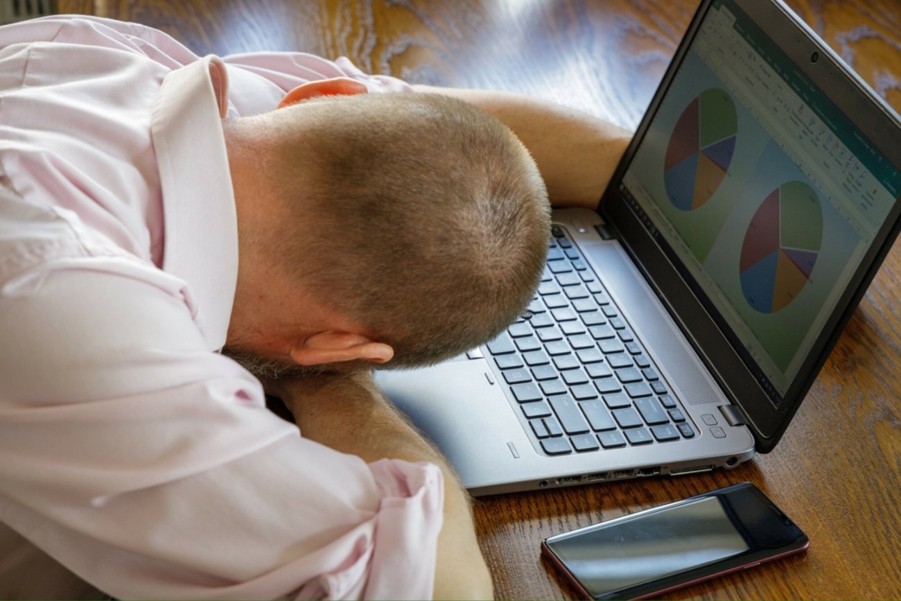 Pracownik, laptop, smartfon.