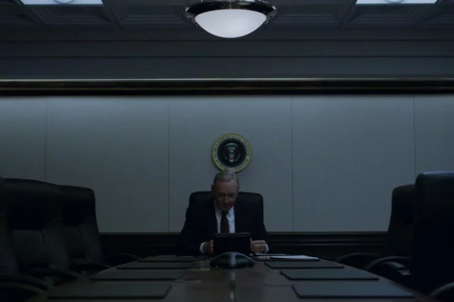 Bezwzględność tak w polityce jak i w biznesie ma krótkie nogi. W piątym sezonie przekonuje się o tym Frank Underwood, który wraz z upływem czasu znajduje w swoim otoczeniu coraz większą liczbę wrogów.
