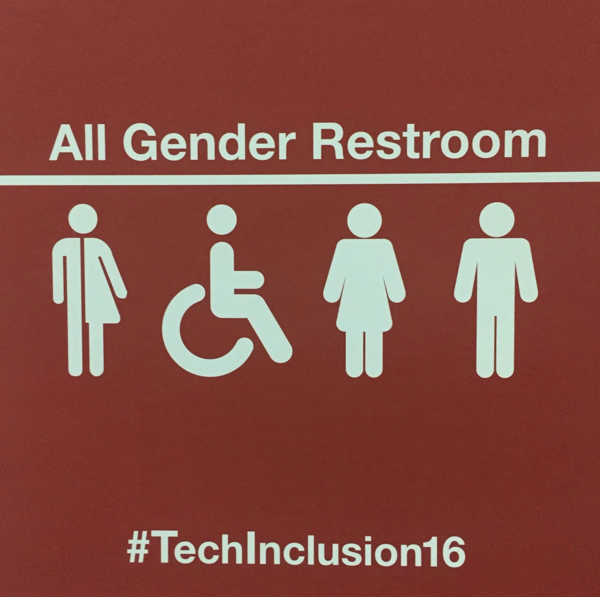 Toalety (podobnie, jak już w wielu miejscach San Francisco) były oznakowane „all gender” (wszystkie płcie)