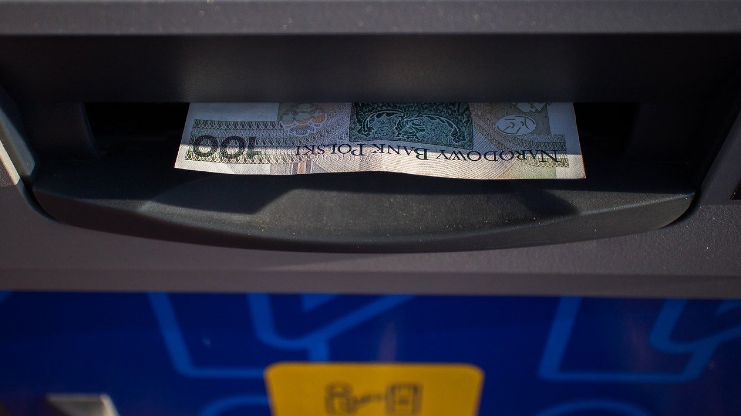 Polski bank centralny zachęca rodaków do korzystania z gotówki.