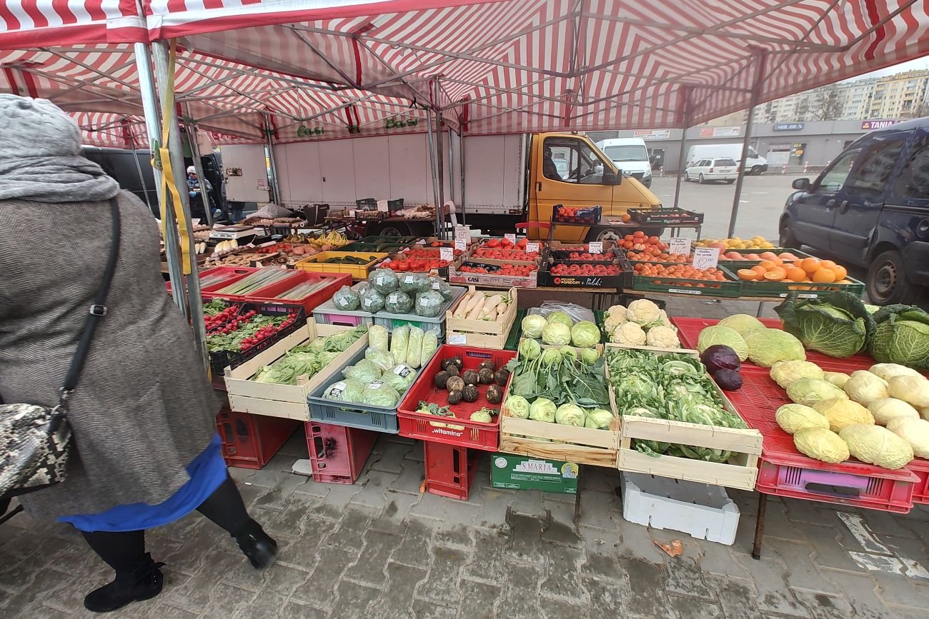 Ceny warzyw na bazarze są podobne do dyskontowych. Ale produkty wyglądają nieco lepiej.