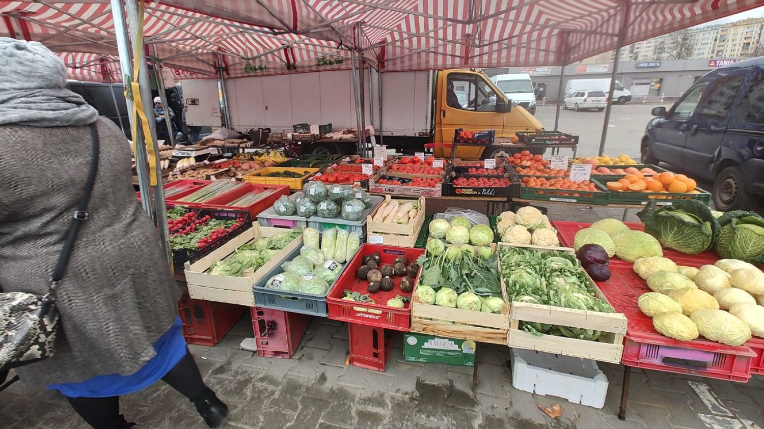 Ceny warzyw na bazarze są podobne do dyskontowych. Ale produkty wyglądają nieco lepiej.