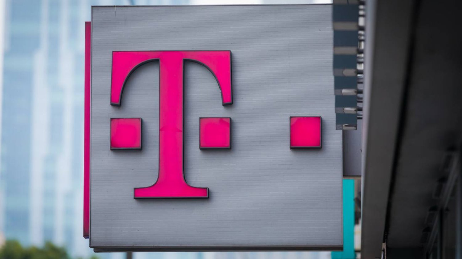 Logo T-Mobile przed salonem firmy