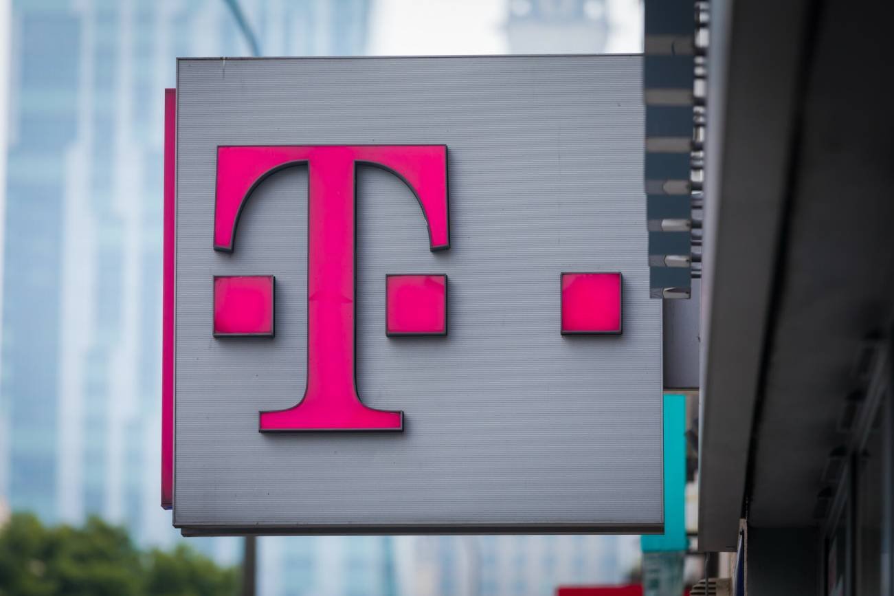 Logo T-Mobile przed salonem firmy