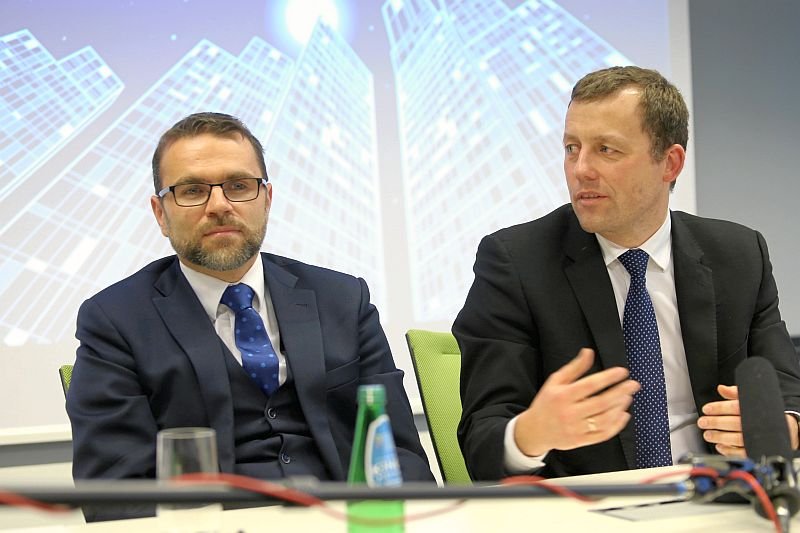 Jacek Bartosiak (z lewej) i wiceminister Mikołaj Wild mieli gwarantować zbudowanie CPK.