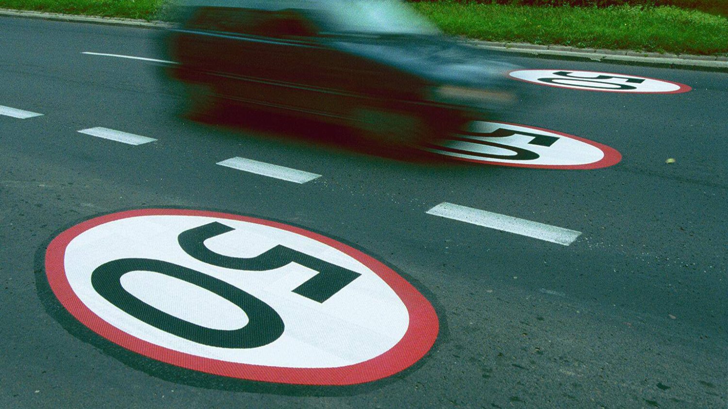 Rząd nie zdecydował się na wprowadzenie zatrzymania prawa jazdy na przekroczenie dozwolonej prędkości o 50 km/h poza obszarem zabudowanym.