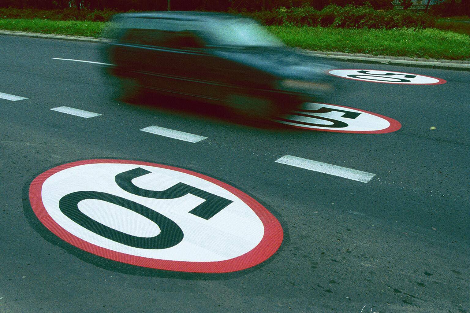 Rząd nie zdecydował się na wprowadzenie zatrzymania prawa jazdy na przekroczenie dozwolonej prędkości o 50 km/h poza obszarem zabudowanym.