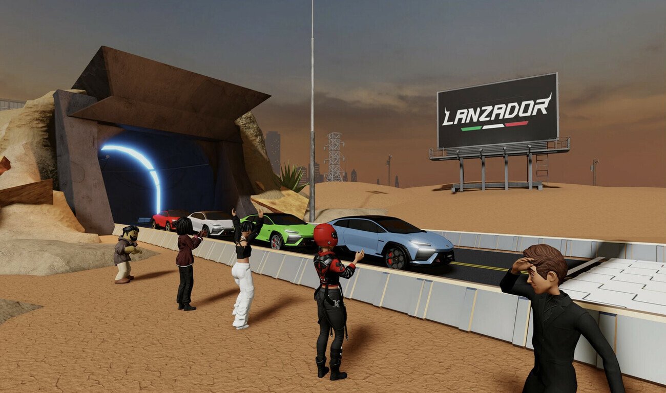 Zdjęcie ekranu z gry Roblox. Awatary oglądają samochody wyjeżdżające z tunelu. W tle pustynny krajobraz.