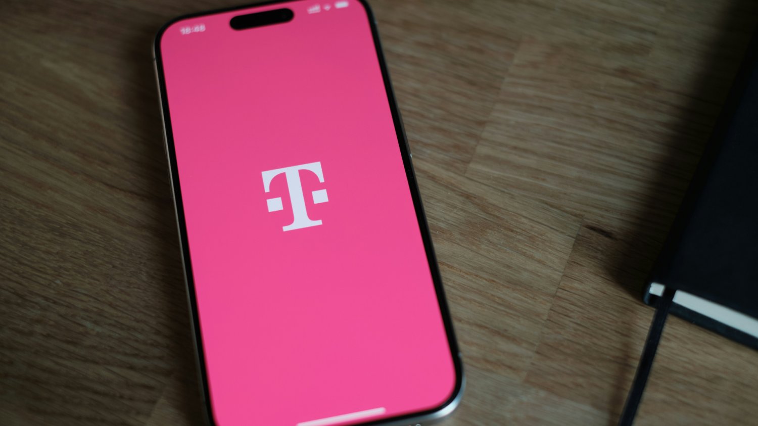Telefon z logiem T-mobile na ekranie. Klienci T-mobile mogą dostać po 500 zł zwrotu