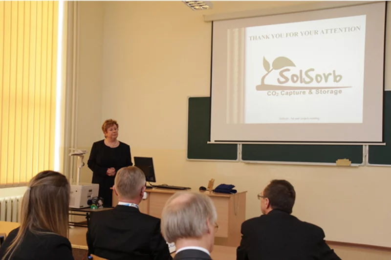 Prof. Urszula Narkiewicz, koordynator projektu „SolSorb”,  w trakcie prezentacji otrzymanych wyników.