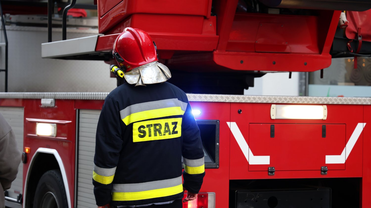 Nowa hala w Międzyrzecu Podlaskim. To prezent dla strażaków, ale skorzystają wszyscy Strażak na tle wozu strażackiego. To prezent dla strażaków. Nowa hala w Międzyrzecu Podlaskim