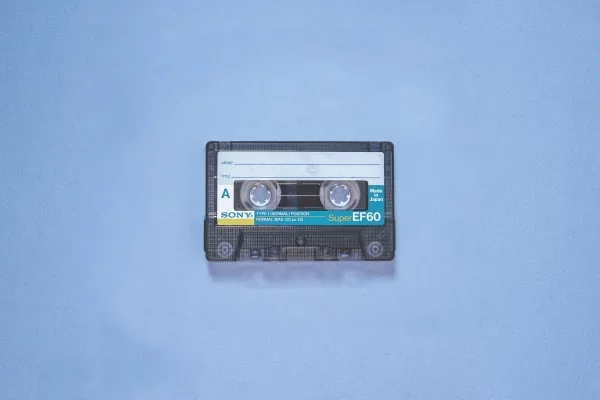 Kasety magnetofonowe z PRL wracają do łask. W 2025 roku stały się prawdziwymi skarbami dla kolekcjonerów. Stare kasety, które leżą na strychach i w piwnicach mogą być warte nawet 1000 zł.